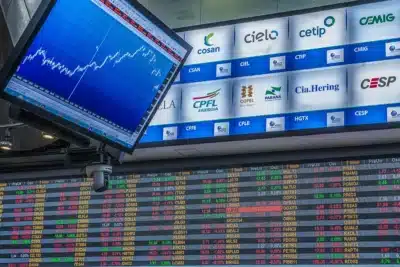 Ibovespa sobe, dólar dispara e marca novo patamar em alta