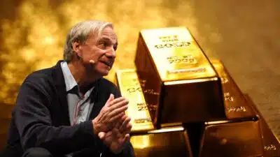 Ray Dalio Aposta no Ouro e Bitcoin como Refúgio em Tempos de Crise
