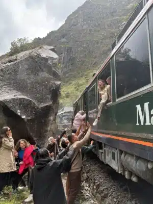 Colisão entre Trens em Machu Picchu Mata Maquinista e Dezenas de Feridos
