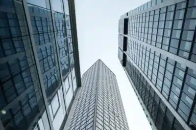 Mercado de FIIs no Brasil enfrenta desafios de liquidez e regulamentação