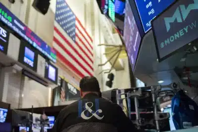 Wall Street em Queda: Preocupações Geopolíticas e Intel Impactam Mercado Americano