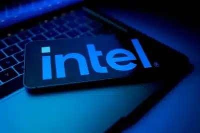 Ações da Intel disparam: IA impulsiona vendas e recorde histórico em Nova York!
